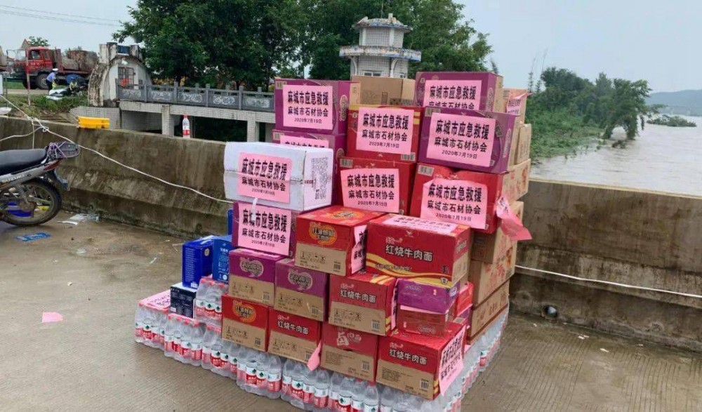 麻城發(fā)生重大塌方險(xiǎn)情！麻城石材人無償運(yùn)送5000方石材荒料進(jìn)行拋石固腳！點(diǎn)贊！