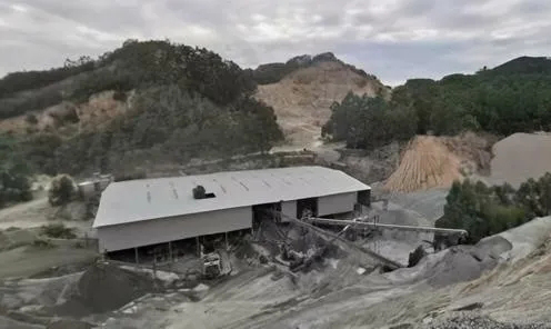 福建泉州磊秀石材涂嶺礦山照證到期本應(yīng)復(fù)墾復(fù)綠，為何仍晝夜釆挖