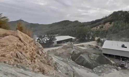 福建泉州磊秀石材涂嶺礦山照證到期本應(yīng)復(fù)墾復(fù)綠，為何仍晝夜釆挖